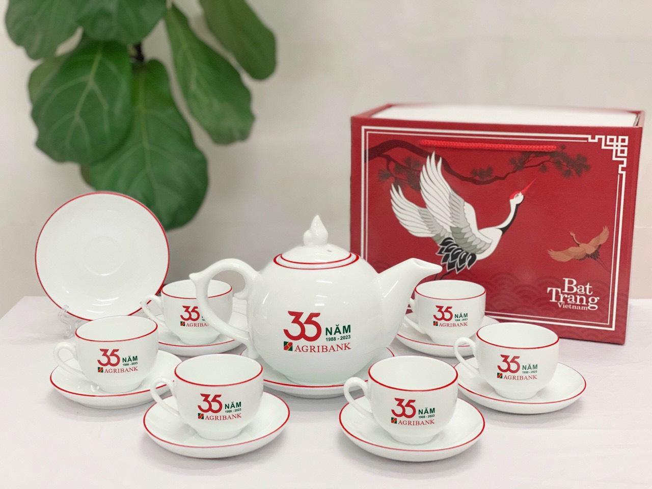 Bộ ấm trà in logo - Nghệ thuật kết hợp truyền thống và thương hiệu độc đáo