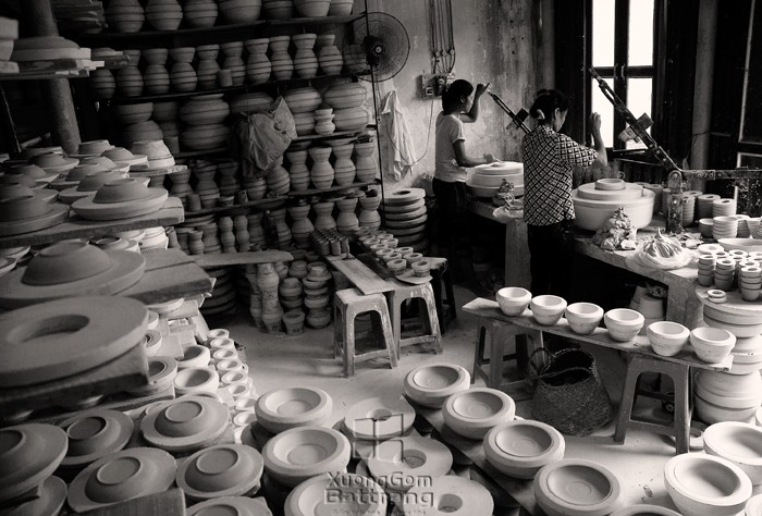 Gặp Gỡ Khách Du Lịch Với Gốm Sứ Bát Tràng