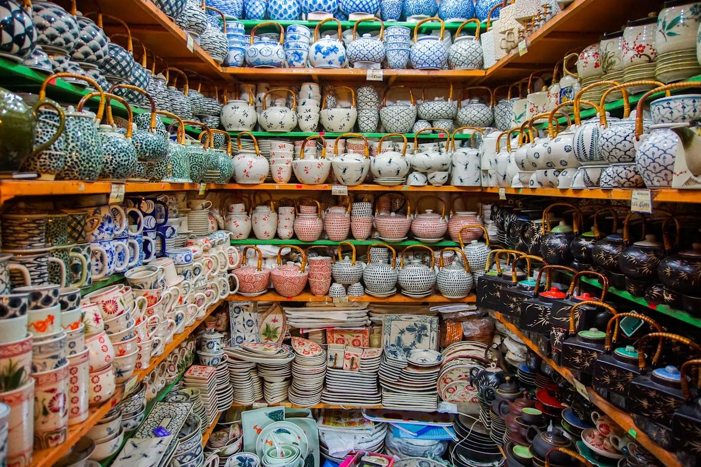 Gặp Gỡ Khách Du Lịch Với Gốm Sứ Bát Tràng