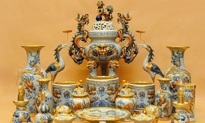 Nên dùng đồ thờ bằng đồng hay bằng sứ - Lựa chọn hoàn hảo cho không gian tâm linh