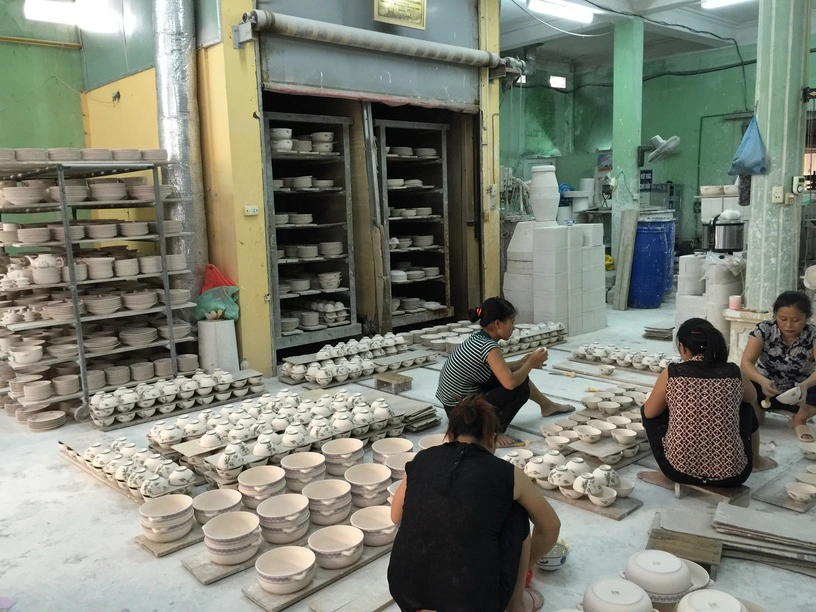Sản xuất ấm chén – Nghệ thuật chế tác thủ công tinh tế và hiện đại